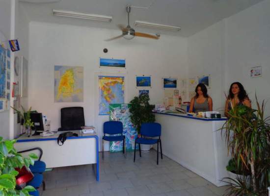 Noleggio Auto di aeroporto Lefkada- Potete Affitare auto dall' aeroporto di Aktion Prevesa Nidri Car Rentals. Rent a car Nidri, Lefkada, Aktion PVK Preveza airport. Hire a car Lefkada airport. Rent a car at Nikiana, Ligia, Lefkas town, Lefkada marine port, Agios Ioannis, Agios Nikitas, Vassiliki port, Sivota bay, Vlicho bay, Desimi camping. Noleggio Auto & Motorini Lefcada- Noleggio Automobili Lefkada- Potete Affitare Auto in Cita e Marina Di Lefkada- Auto Motorini Scooter in affito in Agios Ioannis Lefkada